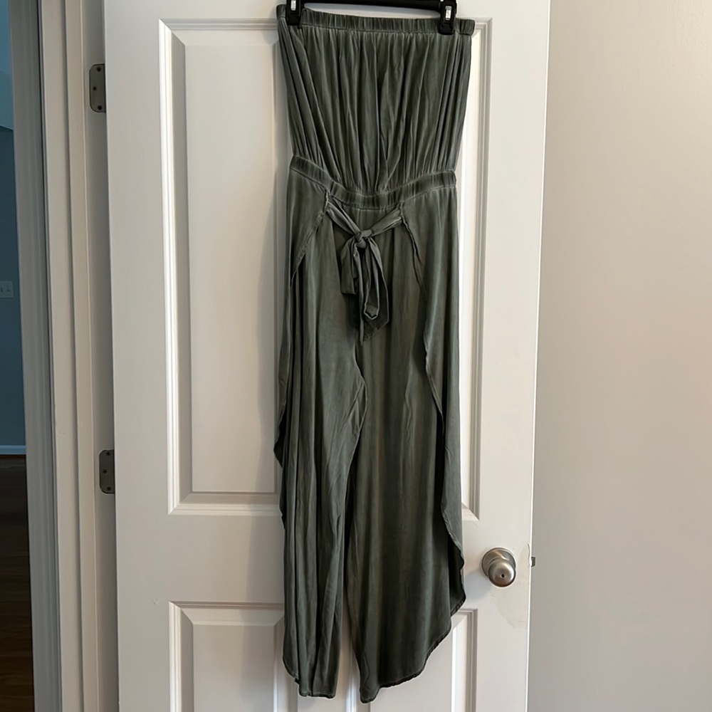 Pleated strapless jumper.